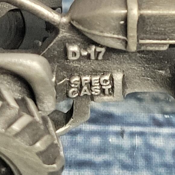 Vintage Speccast 1/64 scale Allis-Chalmers D-17 pewter display tractor - Picture 3 of 8